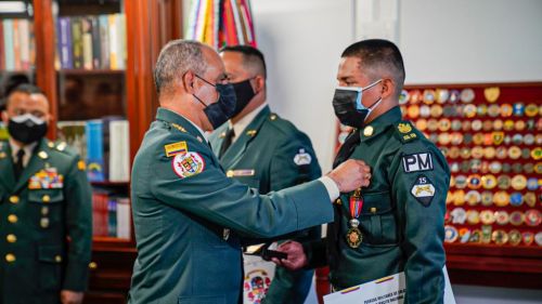 Fue condecorado el soldado agredido por una mujer en Bogotá
