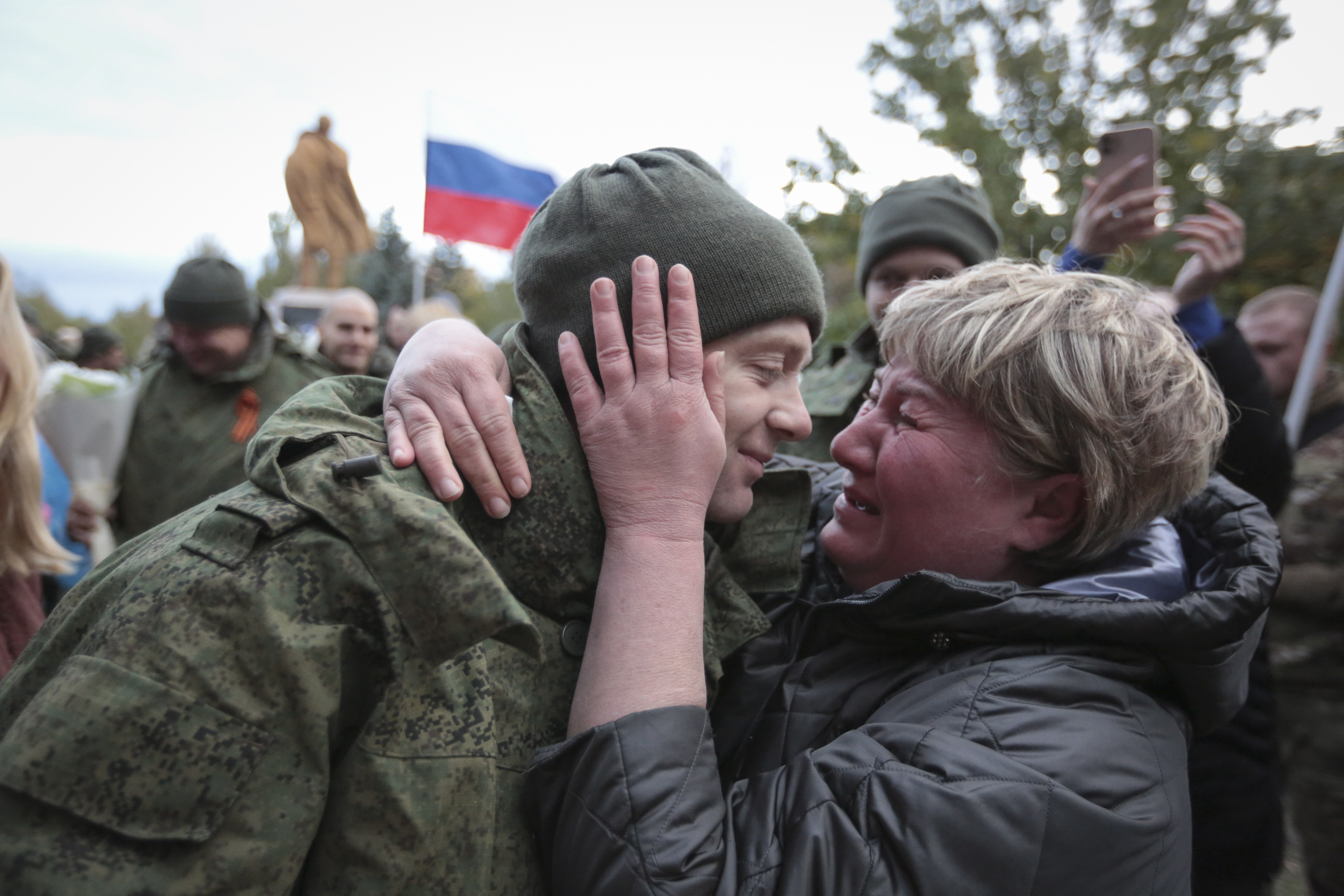 -FOTODELDÍA- NOVOAZOVSK (UCRANIA), 21/10/2022.- Una madre recibe a su hijo, miembro de la milicia de la ley de la república popular de Donetsk (DPR), y que fue intercambiado como prisionero de guerra, este viernes en Novoazovsk, en la autoproclamada república popular de Donetsk, Ucrania. EFE/ Alessandro Guerra