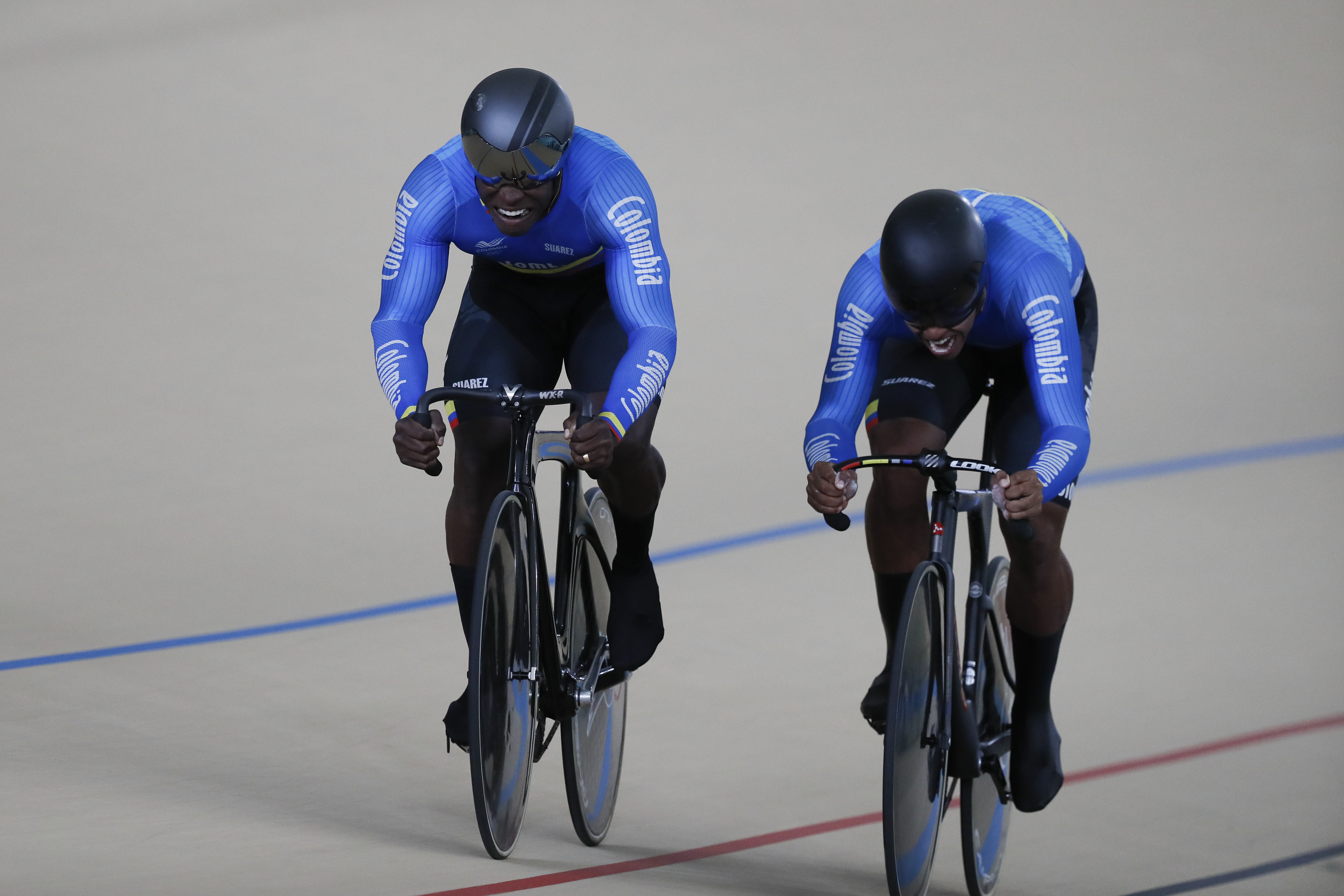 EVE3329. SANTIAGO (CHILE), 24/10/2023.- Ruben Murillo (i) y Kevin Quintero de Colombia compiten en la prueba de velocidad en ciclismo de pista hoy, durante los Juegos Panamericanos 2023 en Santiago (Chile). EFE/ Carlos Ortega