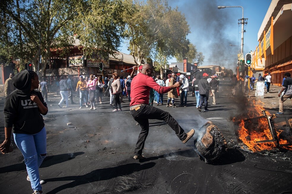 Una oleada de disturbios y saqueos a comercios registrada sudáfrica, al parecer con tintes xenófobos, tiene lugar desde el pasado domingo en principales ciudades como Johannesburgo.  / AFP