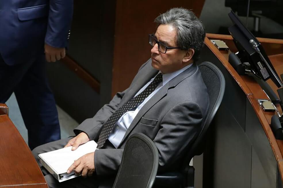 La culpa es del Congreso y el Ministerio de Hacienda