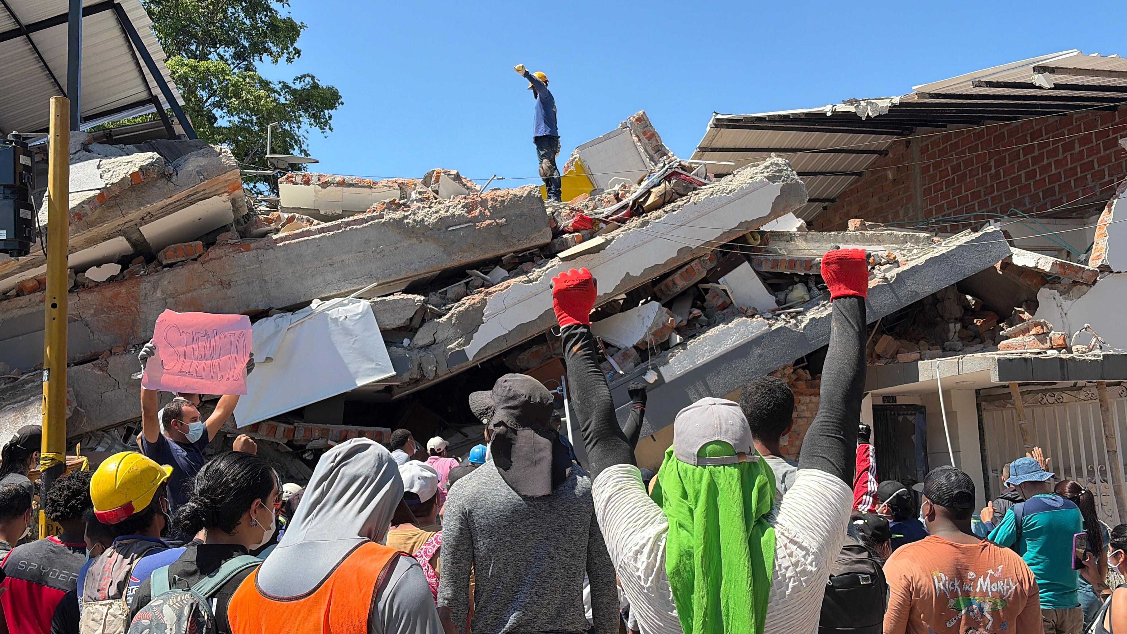 Terremoto en Cali: entre el silencio buscan a los desaparecidos y atrapados entre escombros