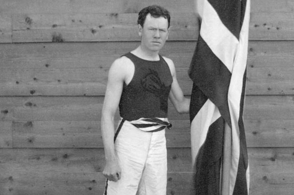 El saltador estadounidense James Connolly ganó la primera medalla de oro en los Juegos Olímpicos modernos.
