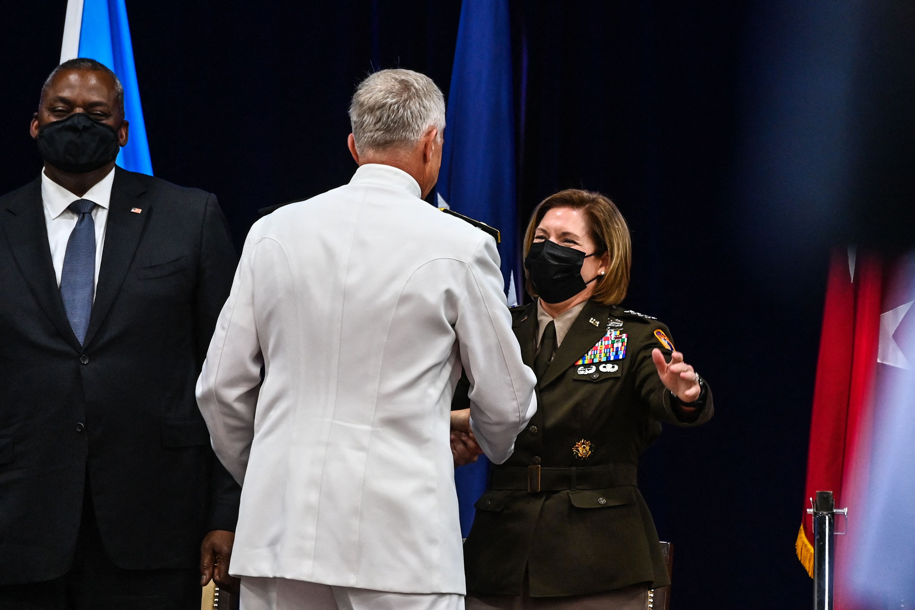 El comandante saliente del Comando Sur de Estados Unidos, Almirante Craig S. Faller, abraza a Laura Richardson.