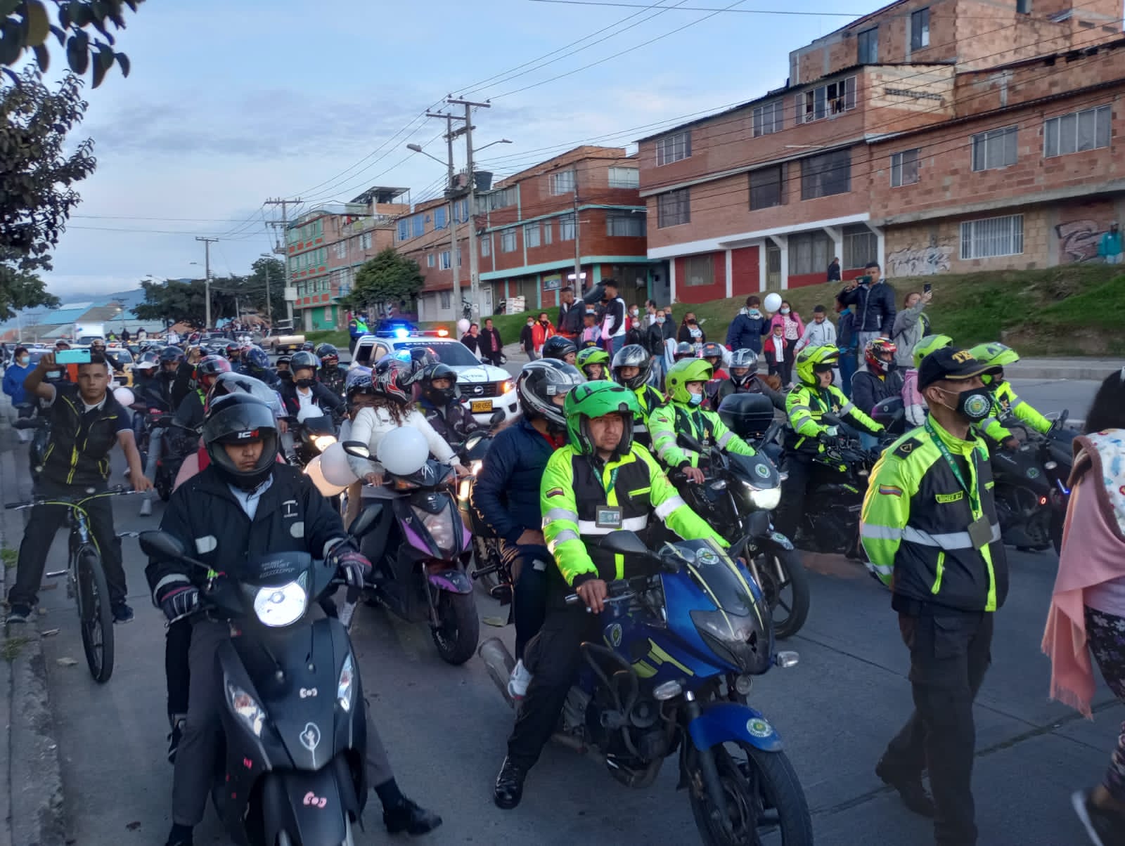 Varios vehículos motorizados del sector, estuvieron acompañando la marcha en contra del atentado del CAI Arborizadora Alta.
