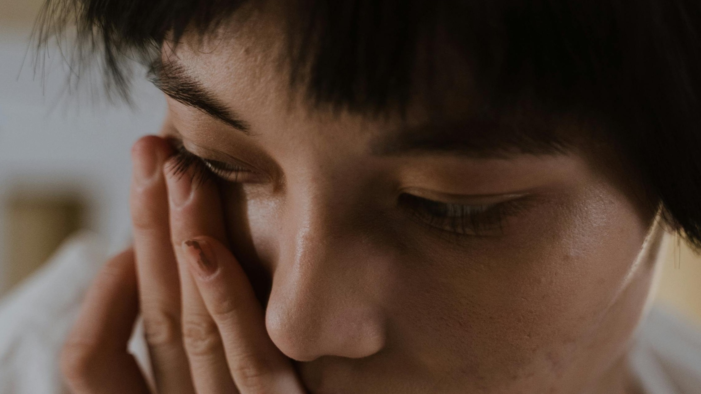 ¿Pagarías para que un hombre atractivo te seque las lágrimas? Así es este servicio en Japón