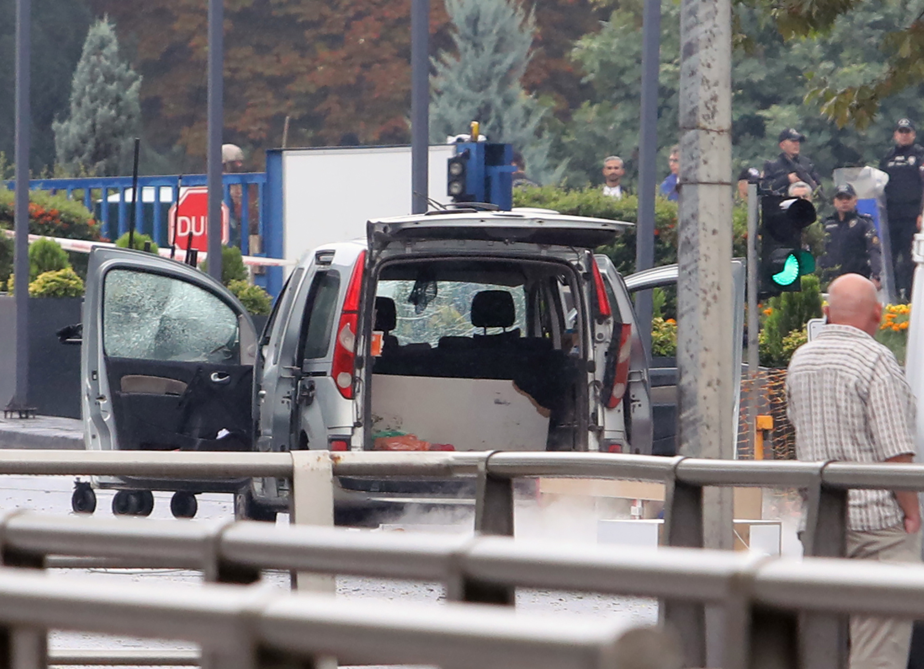 Ankara (Turkey), 01/10/2023.- A vehicle used in the suicide attack is seen near the Interior Ministry in Ankara, Turkey, 01 October 2023. According to the Turkish Minister of Interior Ali Yerlikaya, two police officers were injured when two people carried a bomb attack outside the ministry's gate, adding that one of the attackers blew himself up and the other was 'neutralized' by security forces. The ministry is located close to the Turkish parliament which was due to reopen on 01 October with a speech by Turkey's President Recep Tayyip Erdogan. (Turquía) EFE/EPA/NECATI SAVAS