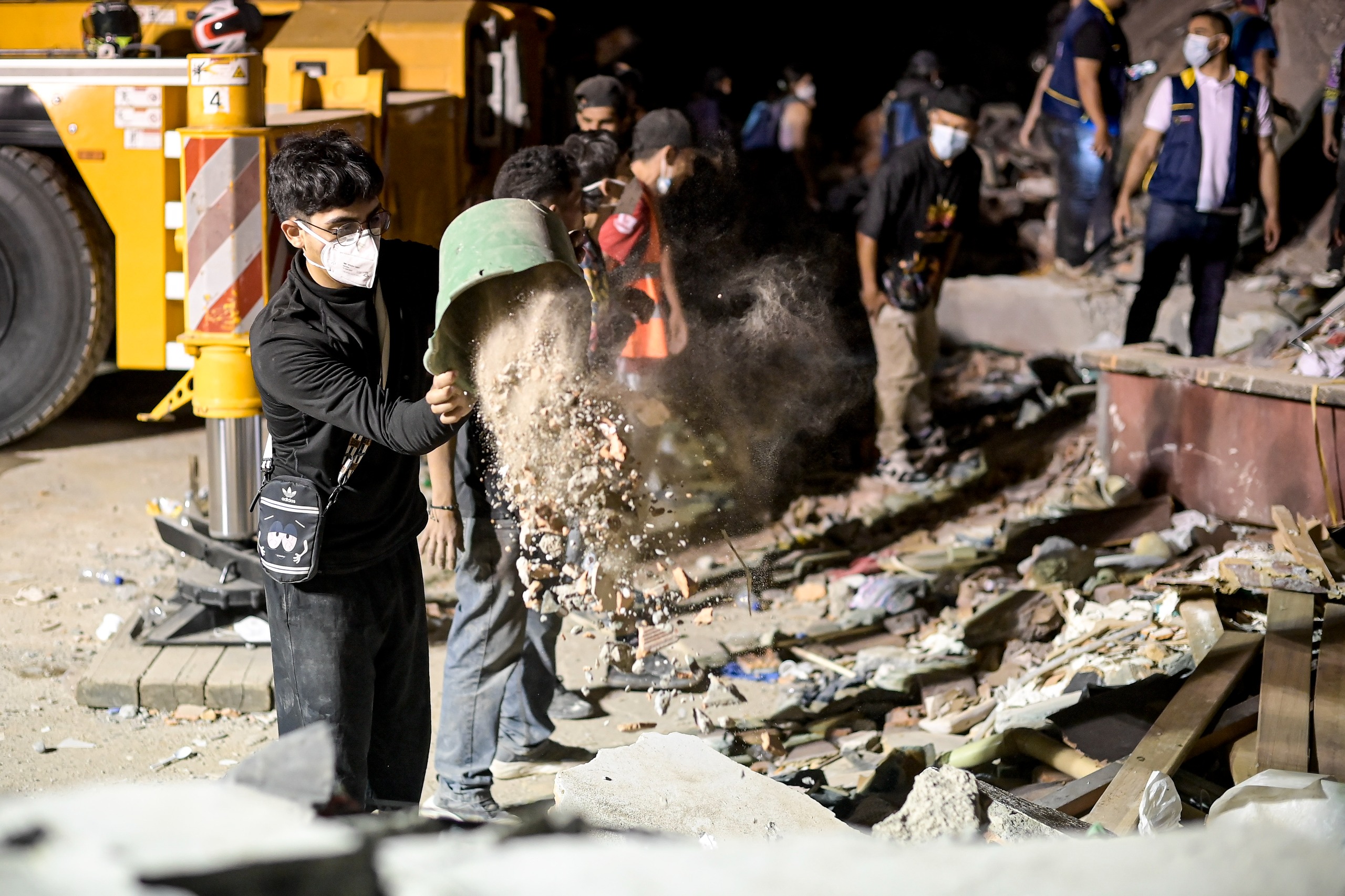En imágenes: así avanzan las labores de rescate en Pereira tras el terremoto
