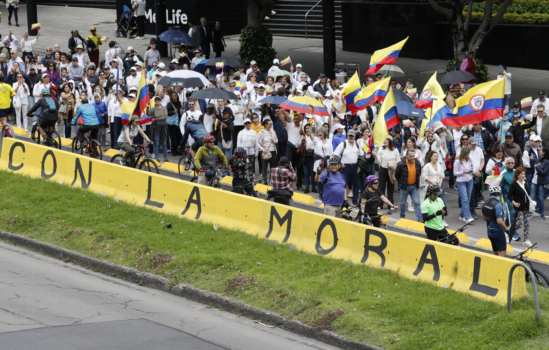 AME4418. BOGOTÁ (COLOMBIA), 08/06/2025.- Personas participan en una caminata por la paz y en apoyo al senador Miguel Uribe Turbay este domingo, en Bogotá (Colombia). La peor expresión de la violencia política colombiana resurgió con el atentado que tiene entre la vida y la muerte al senador y aspirante presidencial de derecha Miguel Uribe Turbay, un ataque que avivó el temor a que el país vuelva a los oscuros años de finales del siglo pasado cuando fueron asesinados varios candidatos presidenciales. EFE/ Mauricio Dueñas Castañeda
