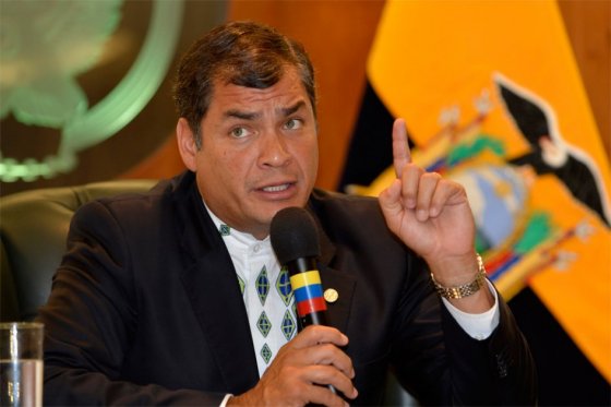 Correa califica de «pasquín» a documental de periodista colombiano