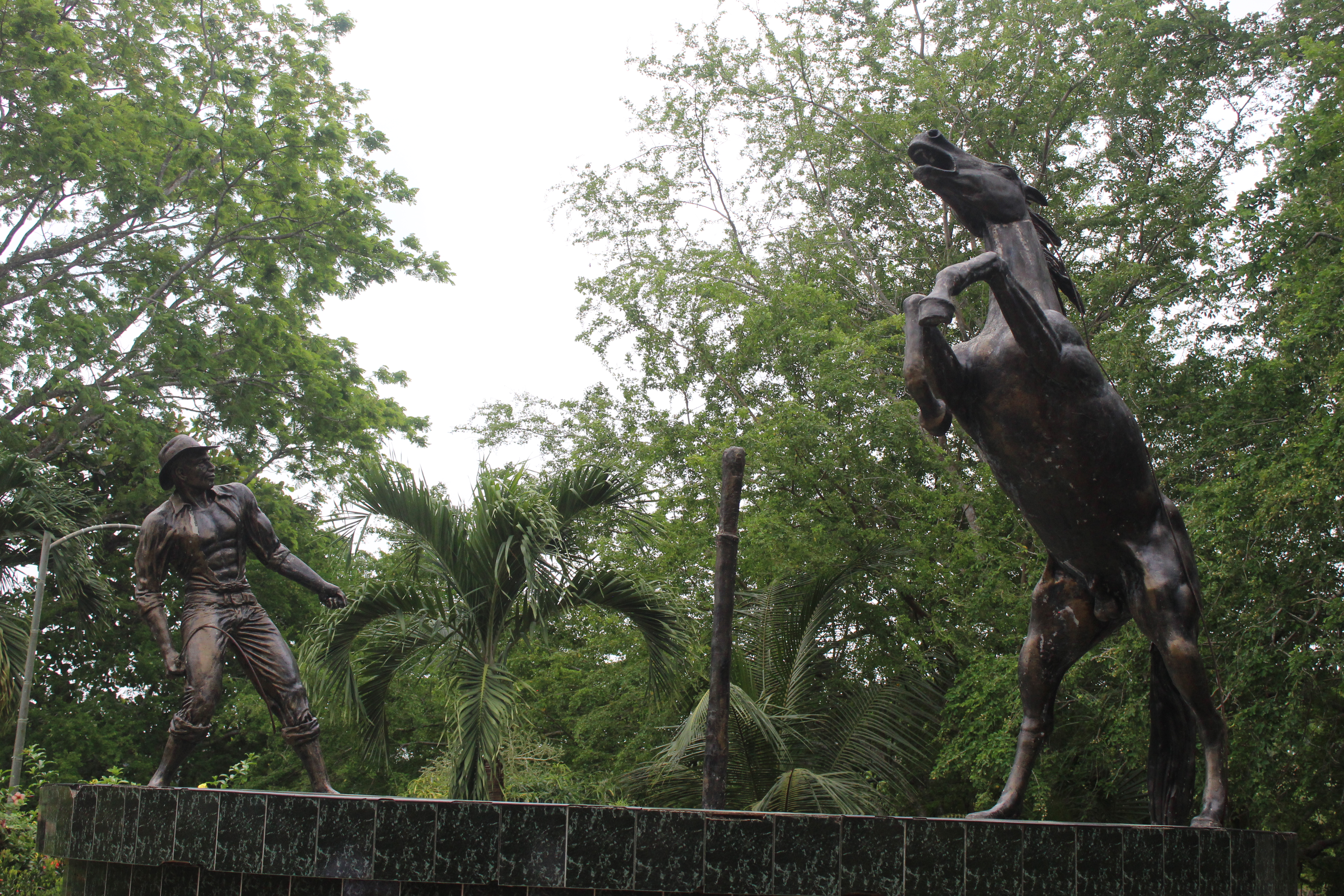 Monumento al llanero y su caballo en la cabecera municipal de San Luis de Palenque, Casanare.