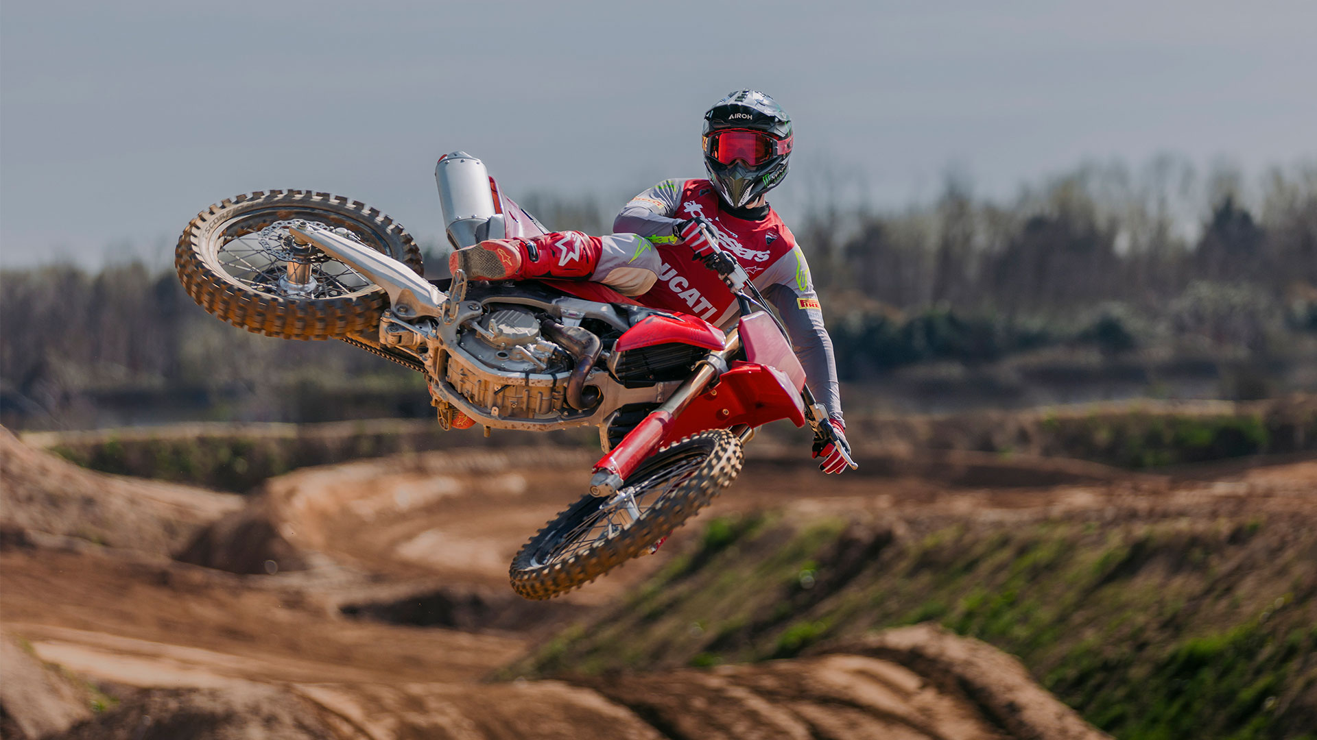 Así es la Desmo450 MX, la primera moto de motocross diseñada por Ducati