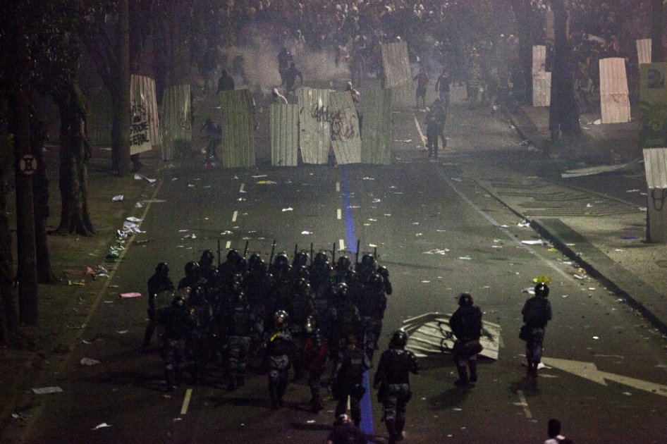 Lunes violento en Rio: dos muertos en asalto y buses quemados en protesta