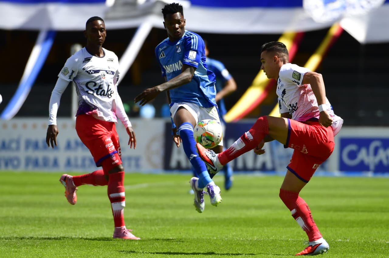 Millonarios venció 3–2 a Fortaleza en El Campín con tripleta de Beckham David Castro y logró un triunfo crucial que lo mantiene en la pelea por entrar al grupo de los ocho en la Liga BetPlay 2025. El equipo de Hernán Torres presionó alto, recuperó en campo rival y fue letal en los momentos clave, aunque volvió a fallar varias opciones claras. Fortaleza dominó la posesión y complicó en el cierre de cada tiempo con goles de Jhon Velásquez y Sebastián Valencia, este último de penalti en el 90+1, pero no pudo evitar que Millonarios le quitara el invicto.