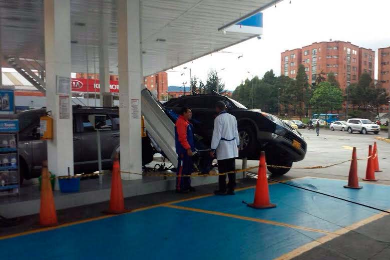Perdió el control del vehículo y fue a parar encima de una estación de gasolina