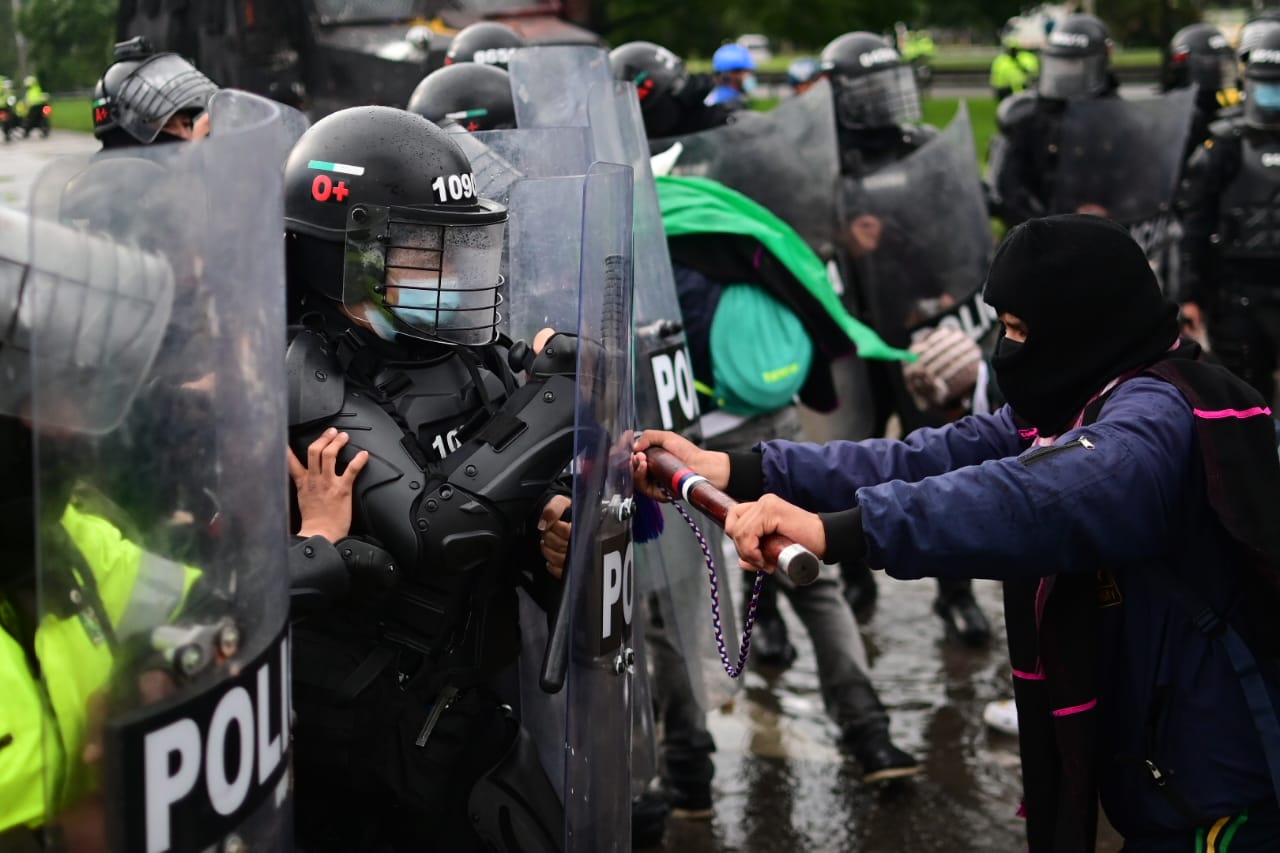 Por su parte la Policía también denunció violencia por parte de los manifestantes hacia sus uniformados.