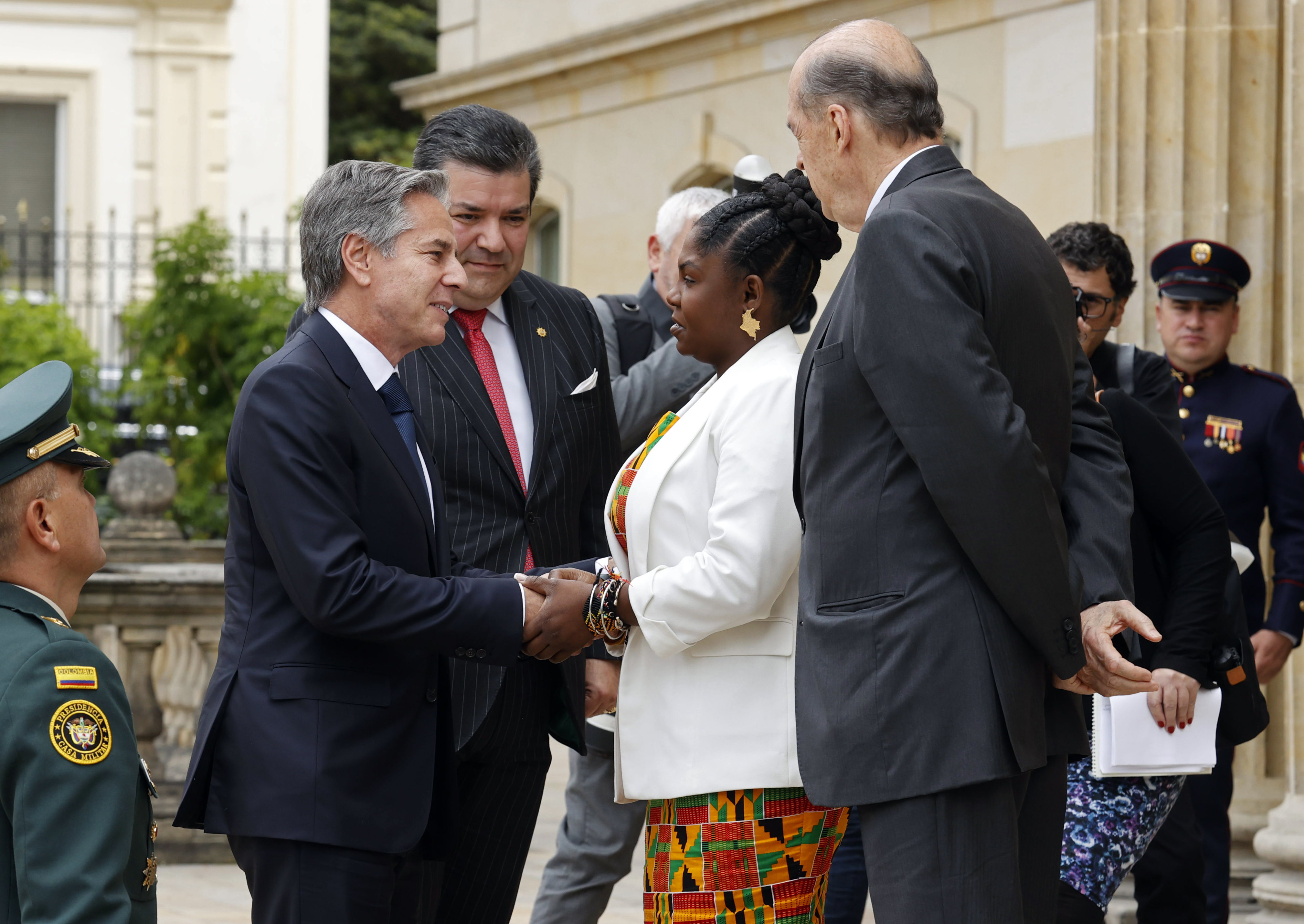 BOG400 BOGOTÁ (COLOMBIA), 03/10/2022.- La vicepresidenta de Colombia Francia Márquez junto al canciller Álvaro Leyva (d) reciben al secretario de Estado de Estados Unidos, Antony Blinken (i), durante su llegada a la Casa de Nariño en Bogotá (Colombia).  EFE/ Mauricio Dueñas Castañeda