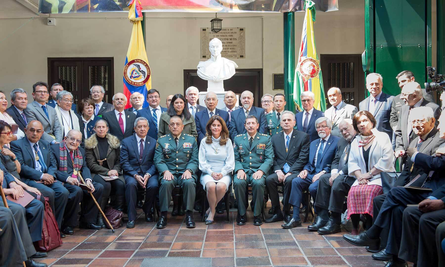 Una de las reuniones de la vicepresidente, Marta Lucía Ramírez, con historiadores civiles y militares sobre la memoria de la Independencia Nacional. / Cortesía