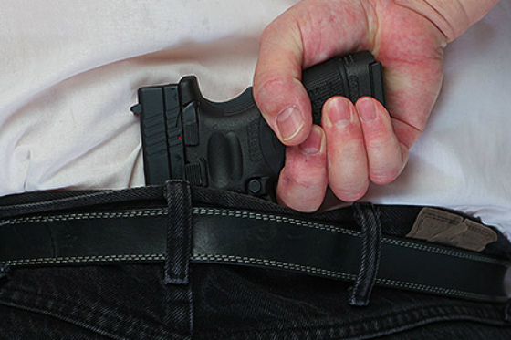 ¿Se debe permitir porte de armas con salvoconducto en algunas regiones?