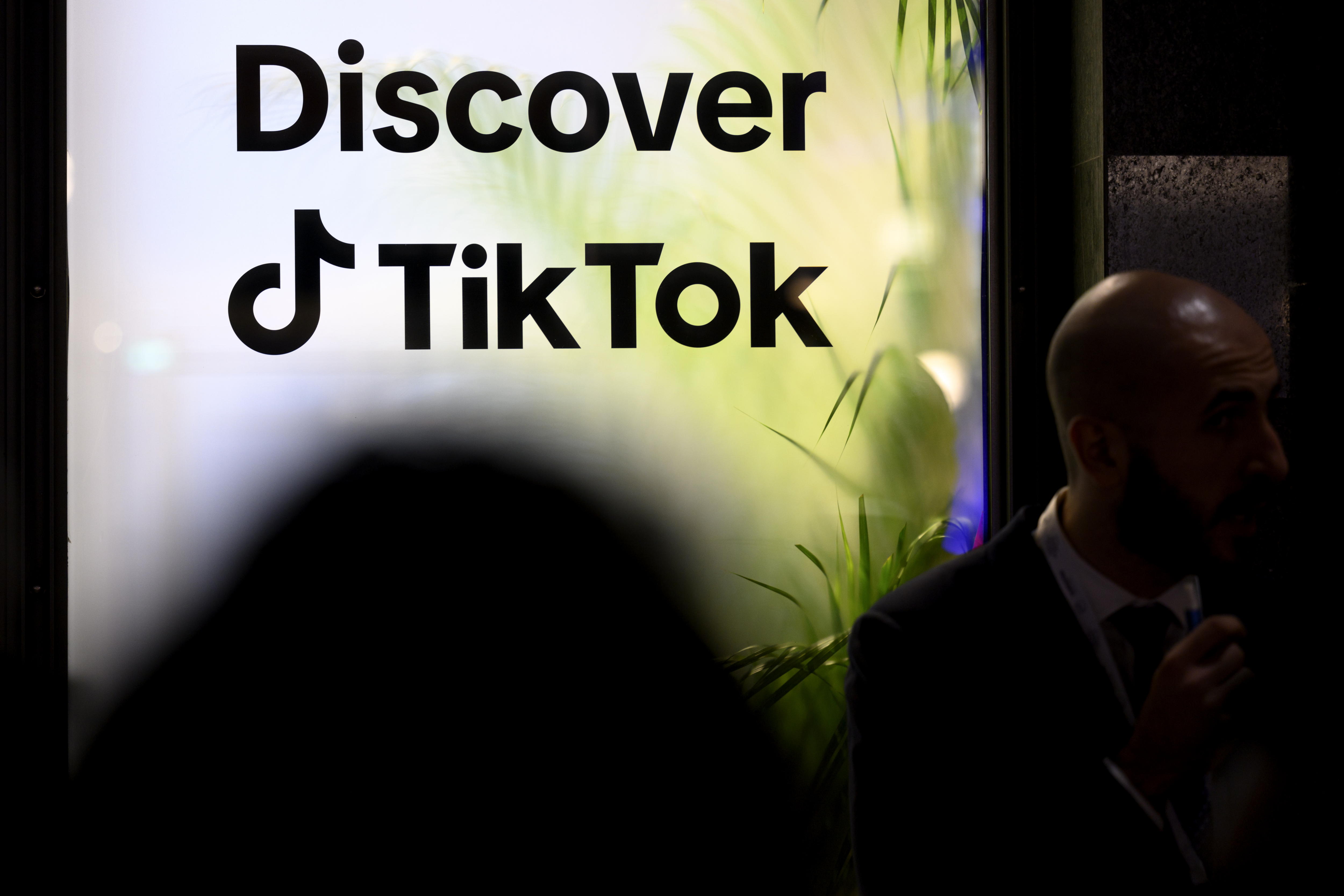 Davos (Switzerland), 20/01/2025.- A TikTok sign is displayed on the TikTok house prior to the 55th annual meeting of the World Economic Forum (WEF), in Davos, Switzerland, 20 January 2025. The World Economic Forum annual meeting brings together entrepreneurs, scientists, corporate and political leaders in Davos and takes place from January 20 to 24. (Suiza) EFE/EPA/LAURENT GILLIERON