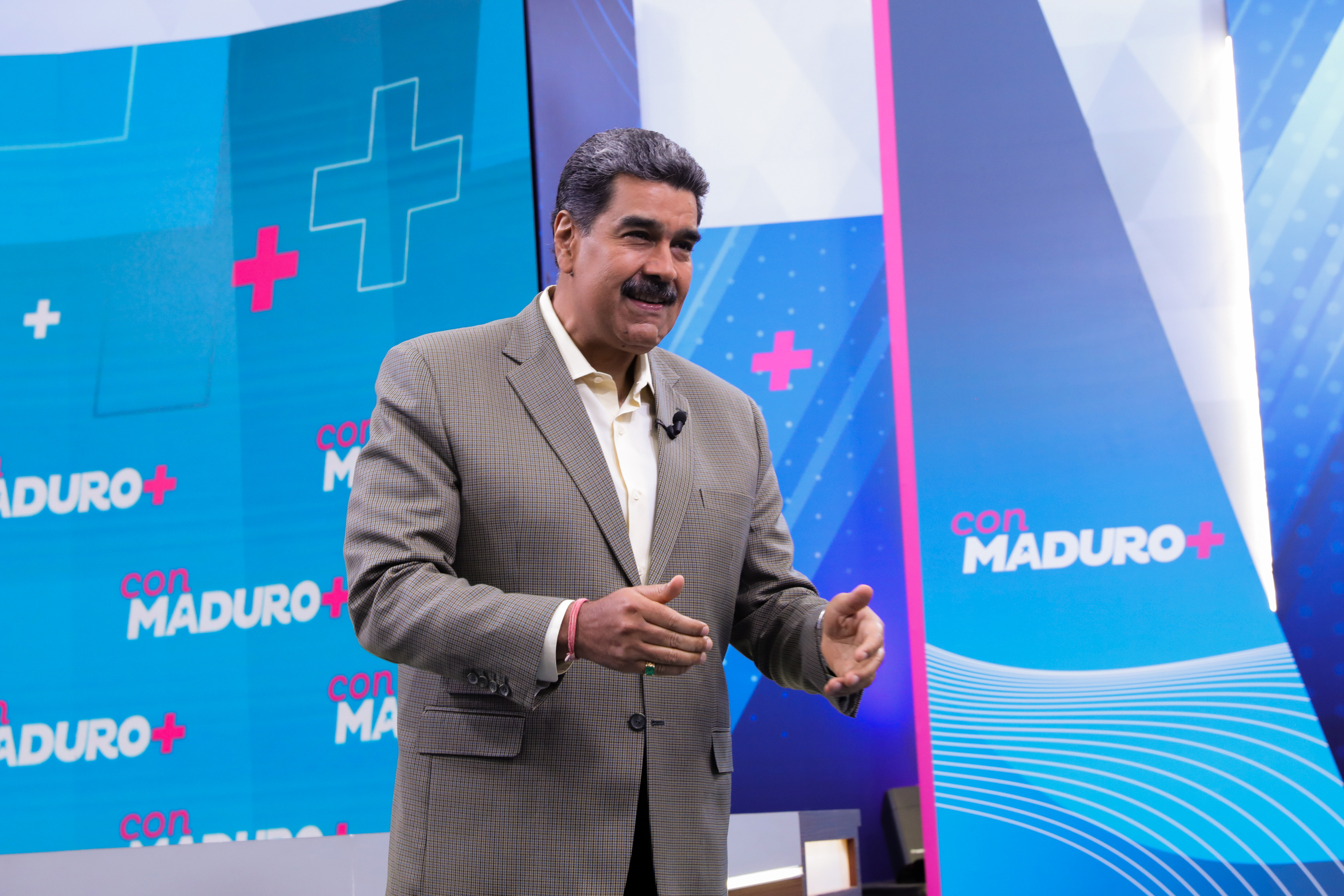Convalidar títulos de ciertos médicos de Venezuela, una idea que causa controversia