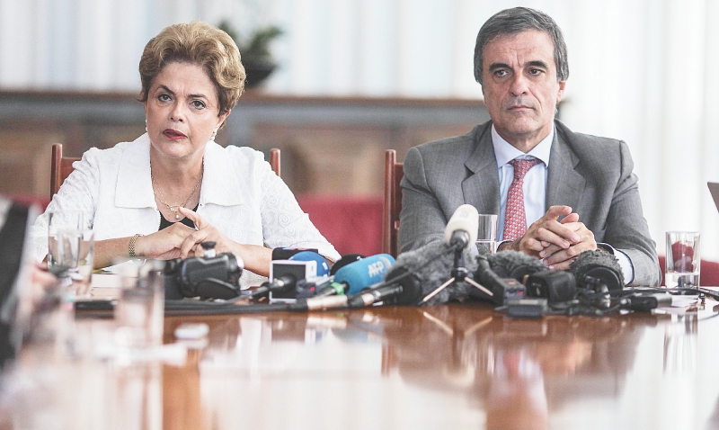 La presidenta suspendida, Dilma Rousseff, y su abogado, José Eduardo Cardozo, en el Palacio da Alvorada. / EFE