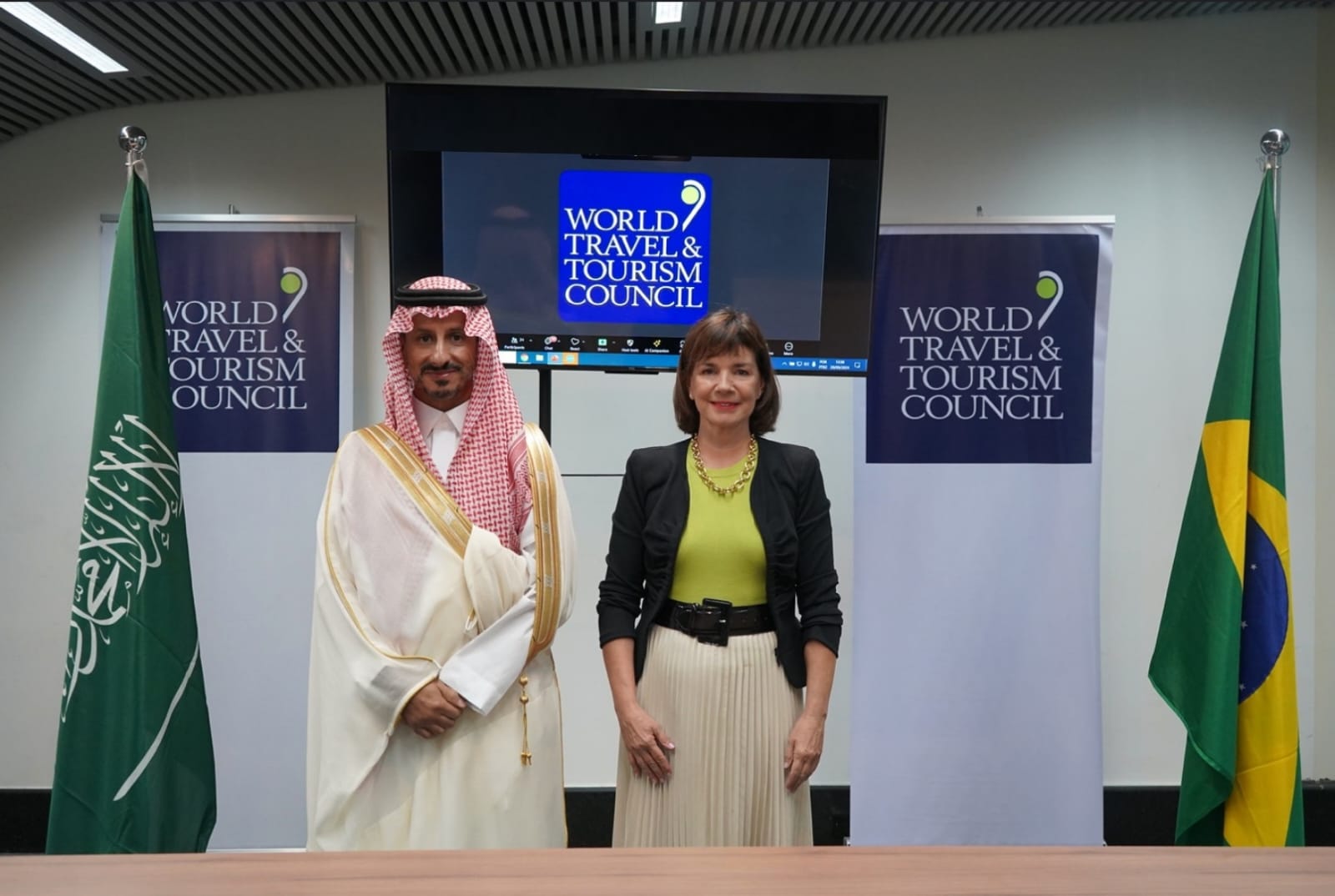 Ministro de Turismo de Arabia Saudita, Ahmed Al Khateeb y Julia Simpson, presidenta y CEO del WTTC.
