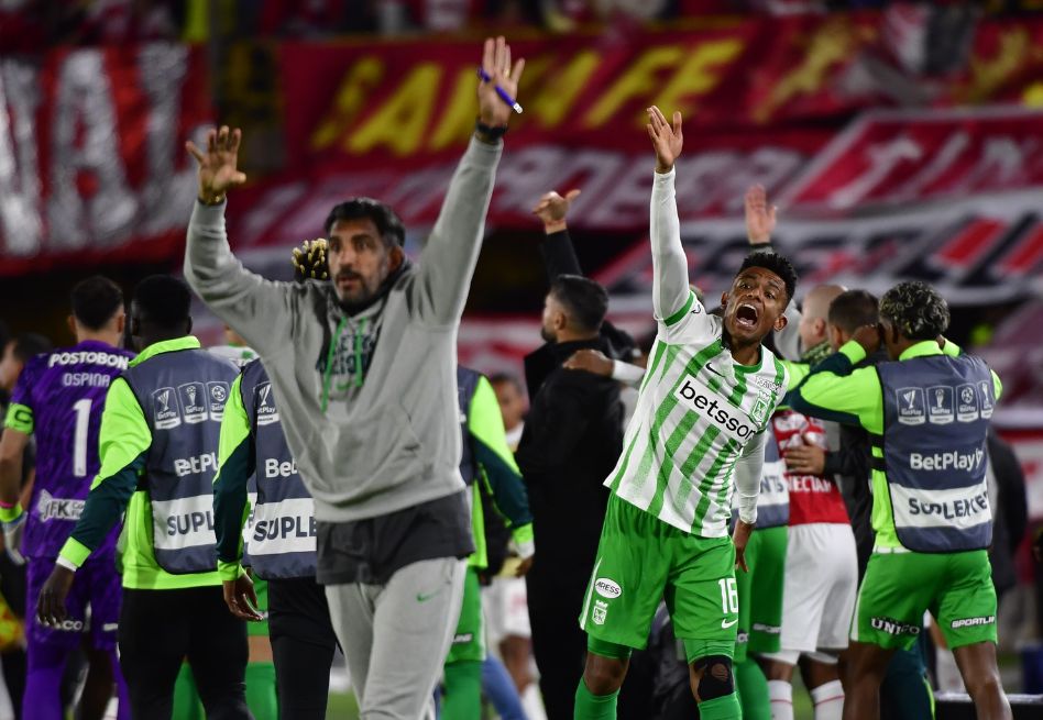 Segundos angustiantes que se vivieron tras el suceso de Andrés Román, quien se desmayó cerca de la línea lateral.