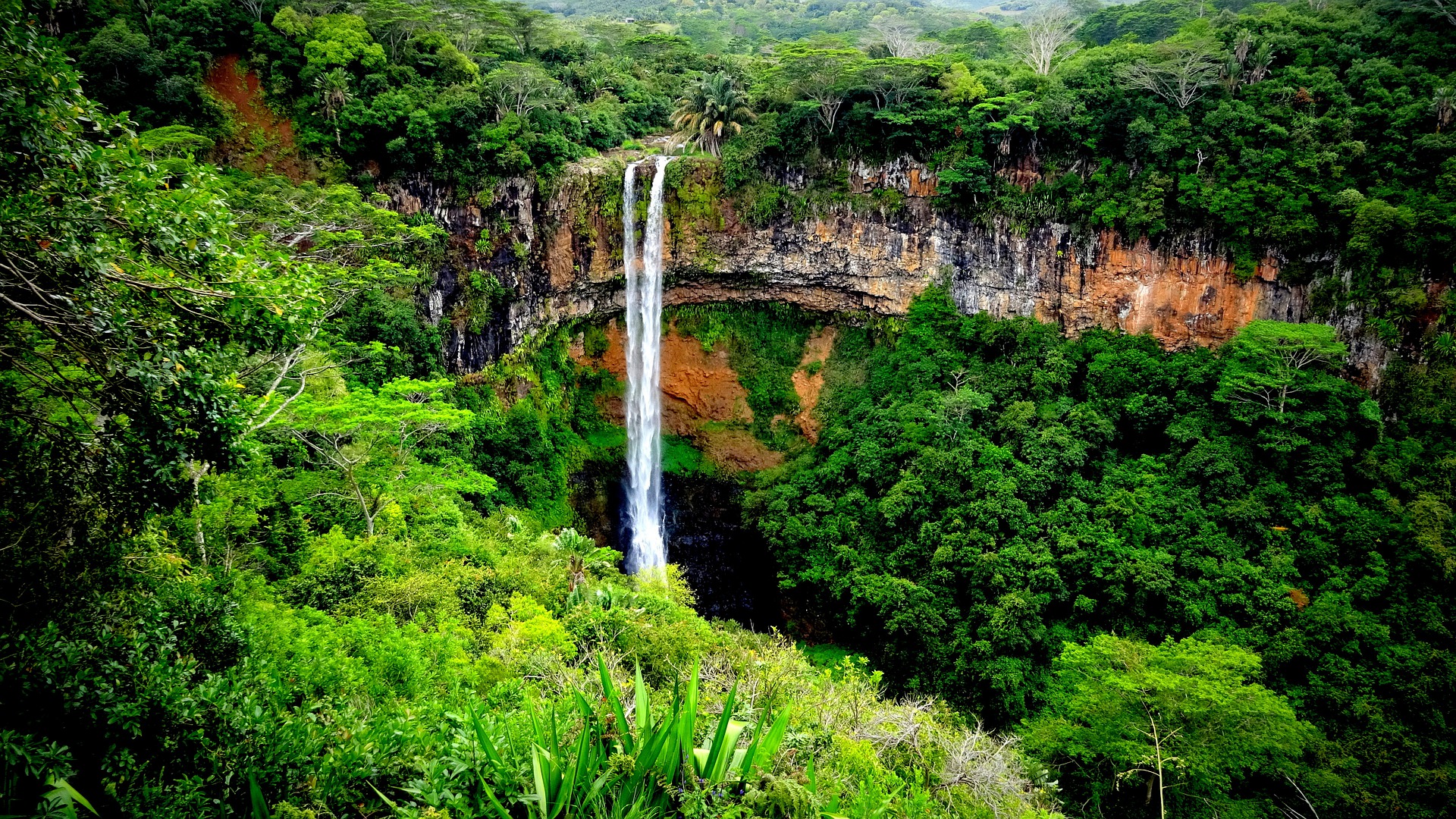 Mauricio, una isla de gloriosa belleza en pleno Índico. Rodeada de arrecifes coralinos y aguas transparentes y con un interior accidentado, combina un interesante y rica cultura con un misterioso entorno natural.