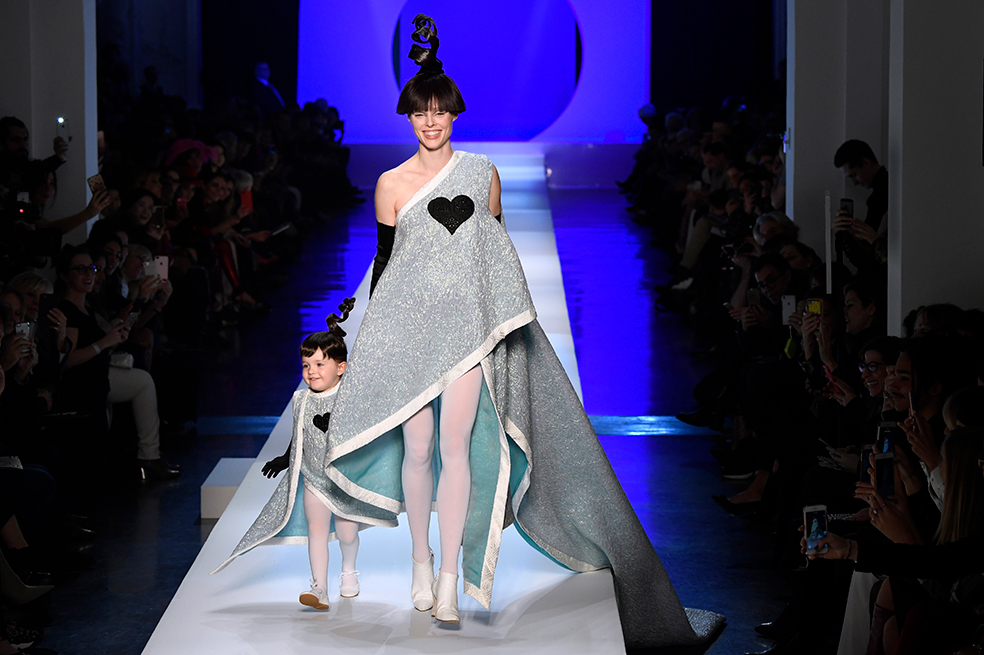 Hija de Coco Rocha, de 2 años, desfila para Jean-Paul Gaultier