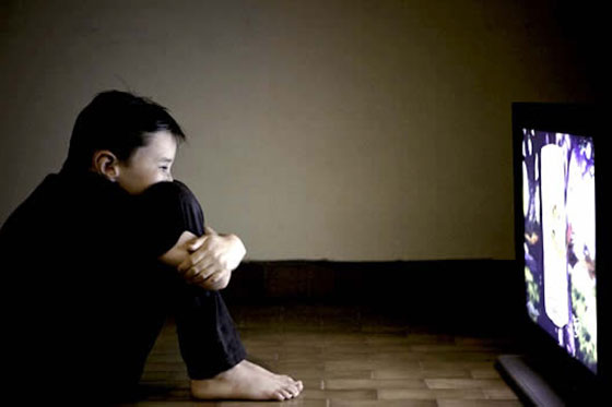 Niños que ven más de 3 horas de TV al día son más propensos a problemas de conducta