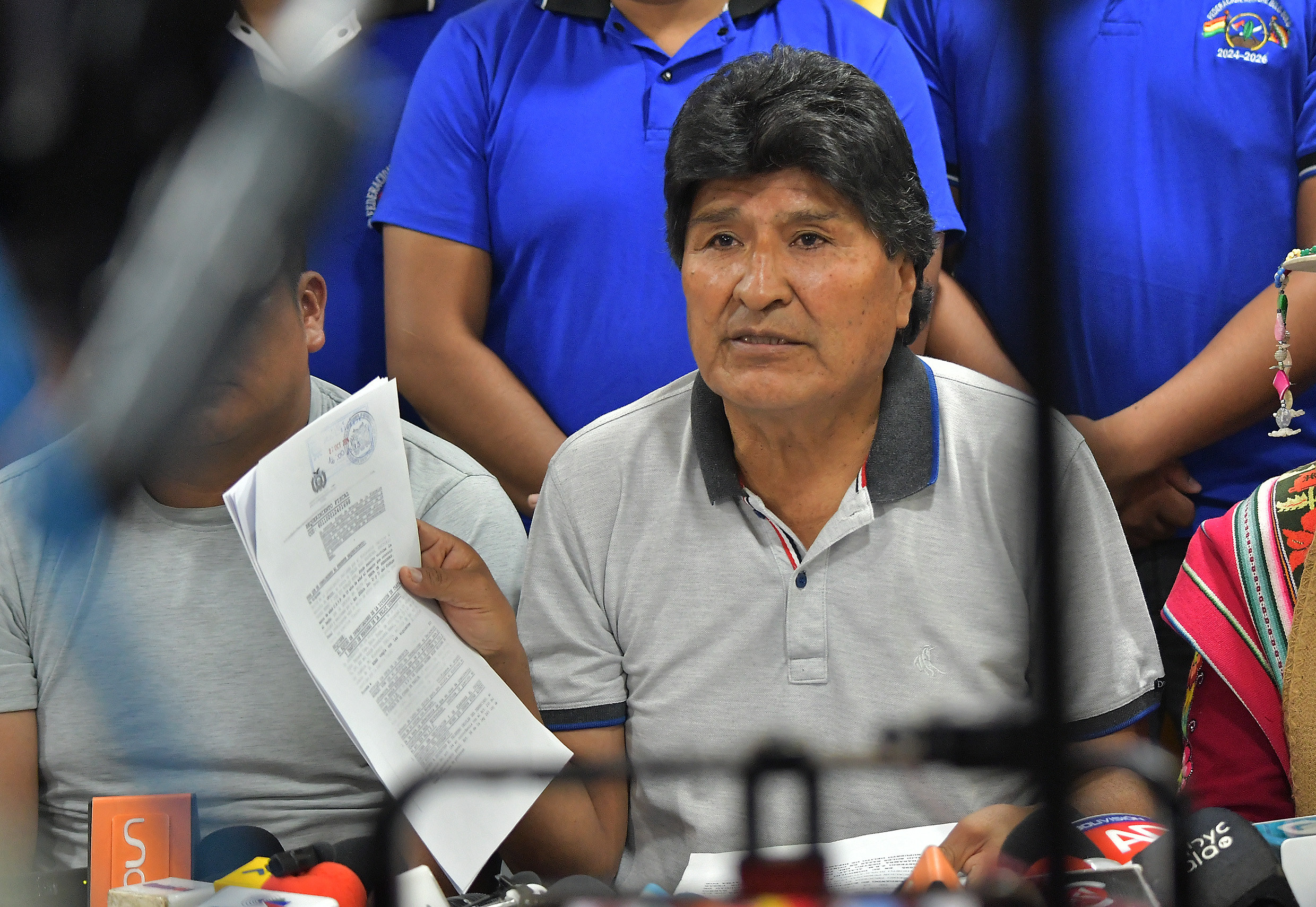 AME5631. LA PAZ (BOLIVIA), 08/10/2024.- El expresidente Evo Morales (2006-2016) muestra unos documentos durante una rueda de prensa este martes, en Cochabamba (Bolivia). Morales, líder del oficialismo, aseguró frente a sus seguidores que va a "ganar esta batalla jurídica" y que hay 200 abogados dispuestos a defenderlo "gratuitamente", tras recibir formalmente una citación a declarar por un caso por supuesta "trata de personas" y "estupro". EFE/Jorge Ábrego