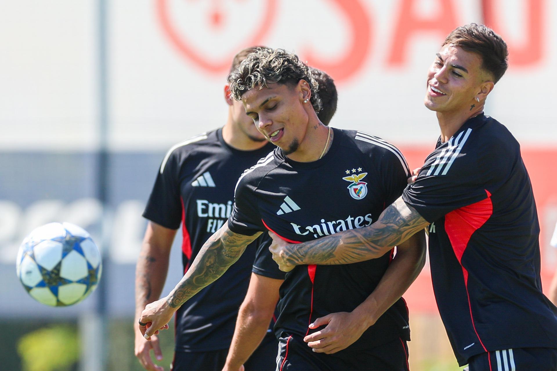 Seixal (Portugal), 26/08/2025.- Benfica's players Richard Rios (L) and Enzo Barrenechea attend a training session of the team in Seixal, Setubal, Portugal, 26 August 2025. SL Benfica will face Fenerbahce SK in a UEFA Champions League playoff round second leg match on 27 August in Lisbon. (Liga de Campeones, Lisboa) EFE/EPA/TIAGO PETINGA
