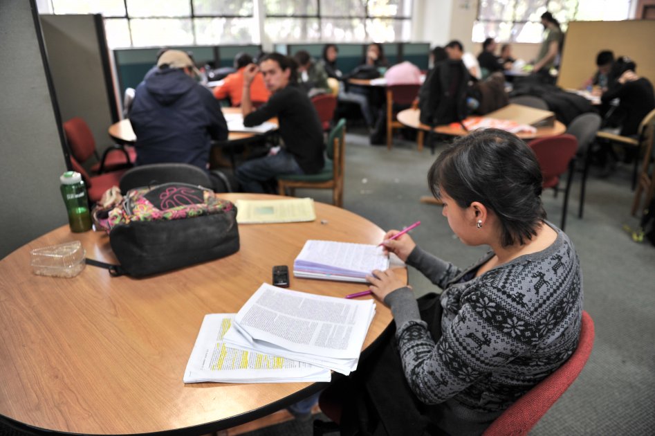 Para Marc Chernick, las universidades juegan un papel clave en la construcción de la democracia y la paz.