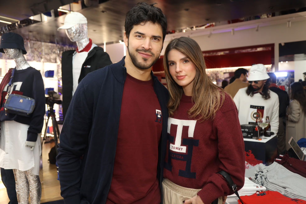 EL diseñador norteamericano “Tommy Hilfiger”, abre su primer flaghsipstore en Bogotá, el primer espacio de este estilo en Latinoamérica 

De la mano de reconocidas figuras como Carlos Torres, Laura Tobon, Nina Rodriguez, Vanessa Dominguez, ar artista musical Juan por Dios , la  Sisterly Style y una serio de invitados vip del mundo del arte, la moda y celebridades,  la marca presenta esta tarde en el marco de la apertura de su nuevo flaghipstore , su nueva colección  TH Monogram,