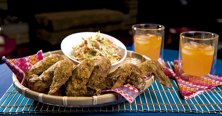 Receta del día: Alas de pollo americanas con ensalada de repollo y piña