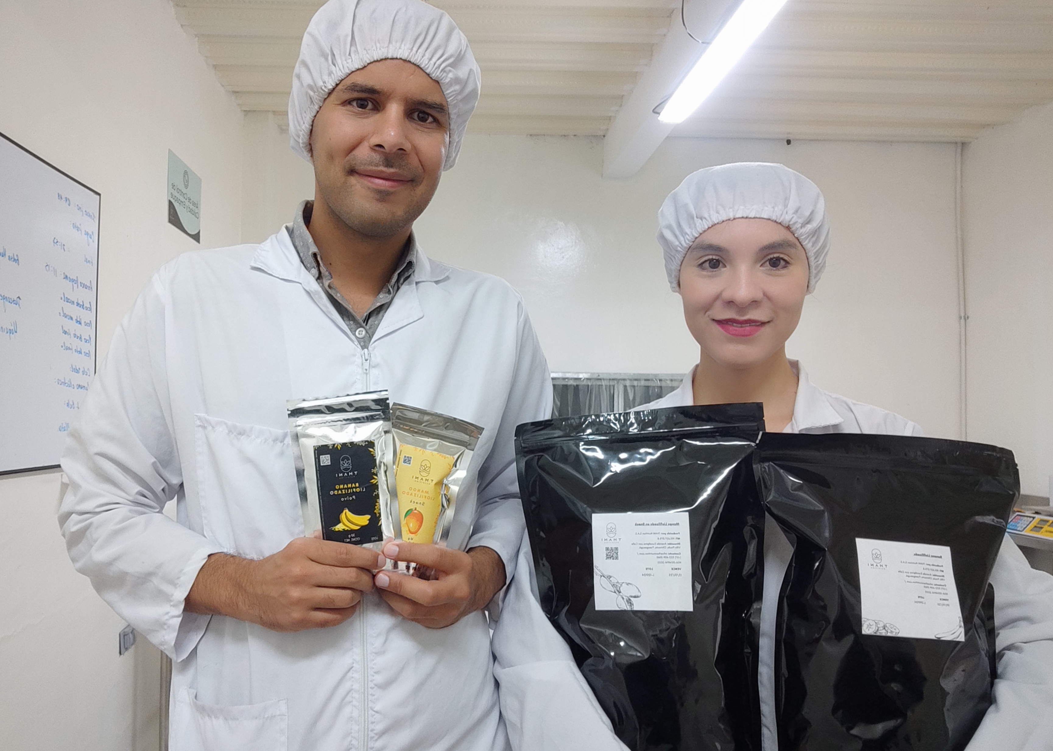 La pareja que crea snacks y polvos liofilizados extrayendo lo mejor del campo
