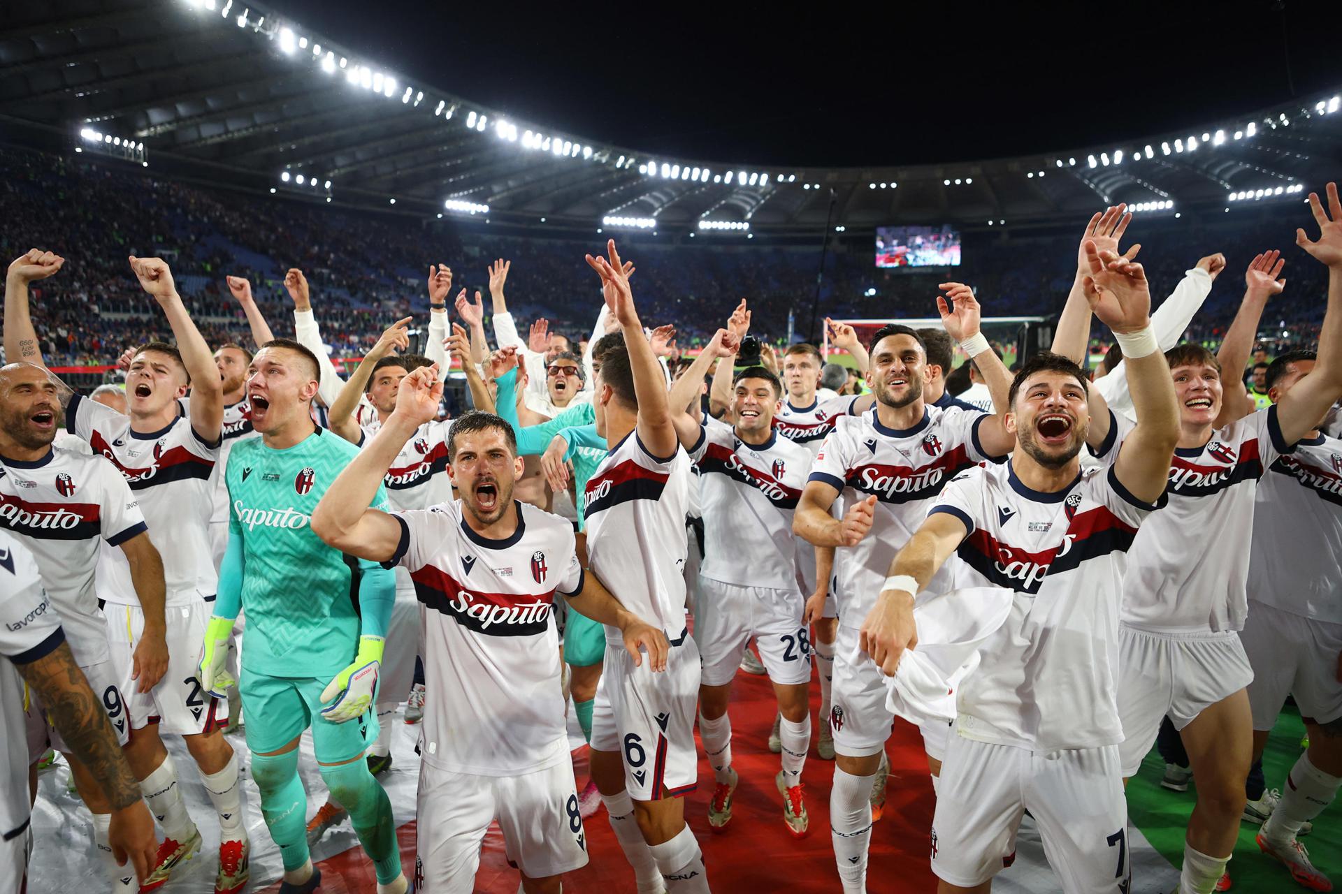 ROME (Italy), 14/05/2025.- Players of Bologna celebrate winning the Italian Cup final soccer match between AC Milan and Bologna FC in Rome, Italy, 14 May 2025. (Italia, Roma) EFE/EPA/FEDERICO PROIETTI
