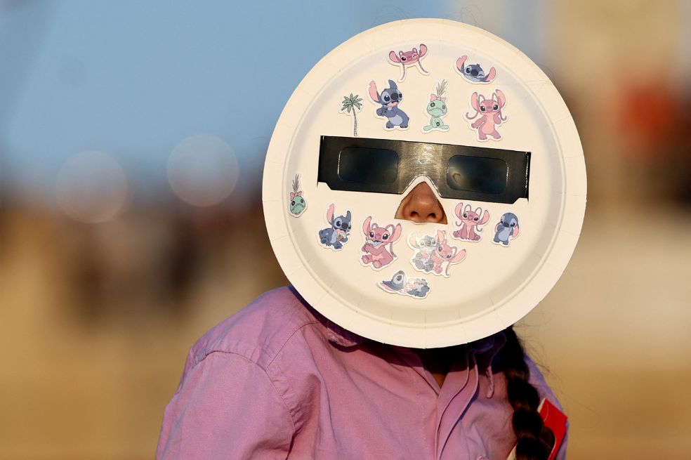 Los eclipses solares parciales se deben observar siempre a través de anteojos especiales para la observación solar, conocidas como gafas para eclipses.