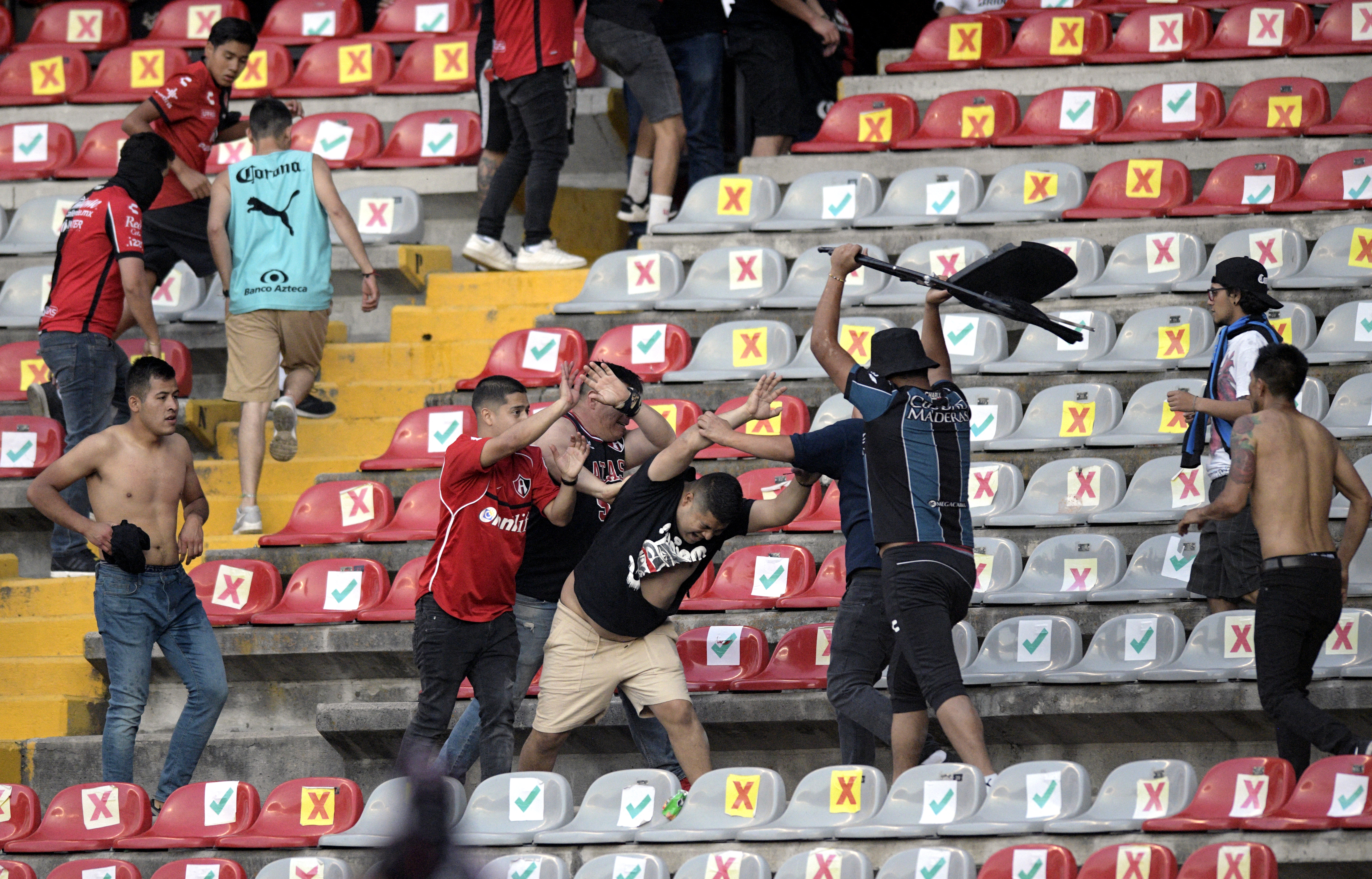 Querétaro vs. Atlas: batalla campal en fútbol mexicano dejó 22 personas heridas