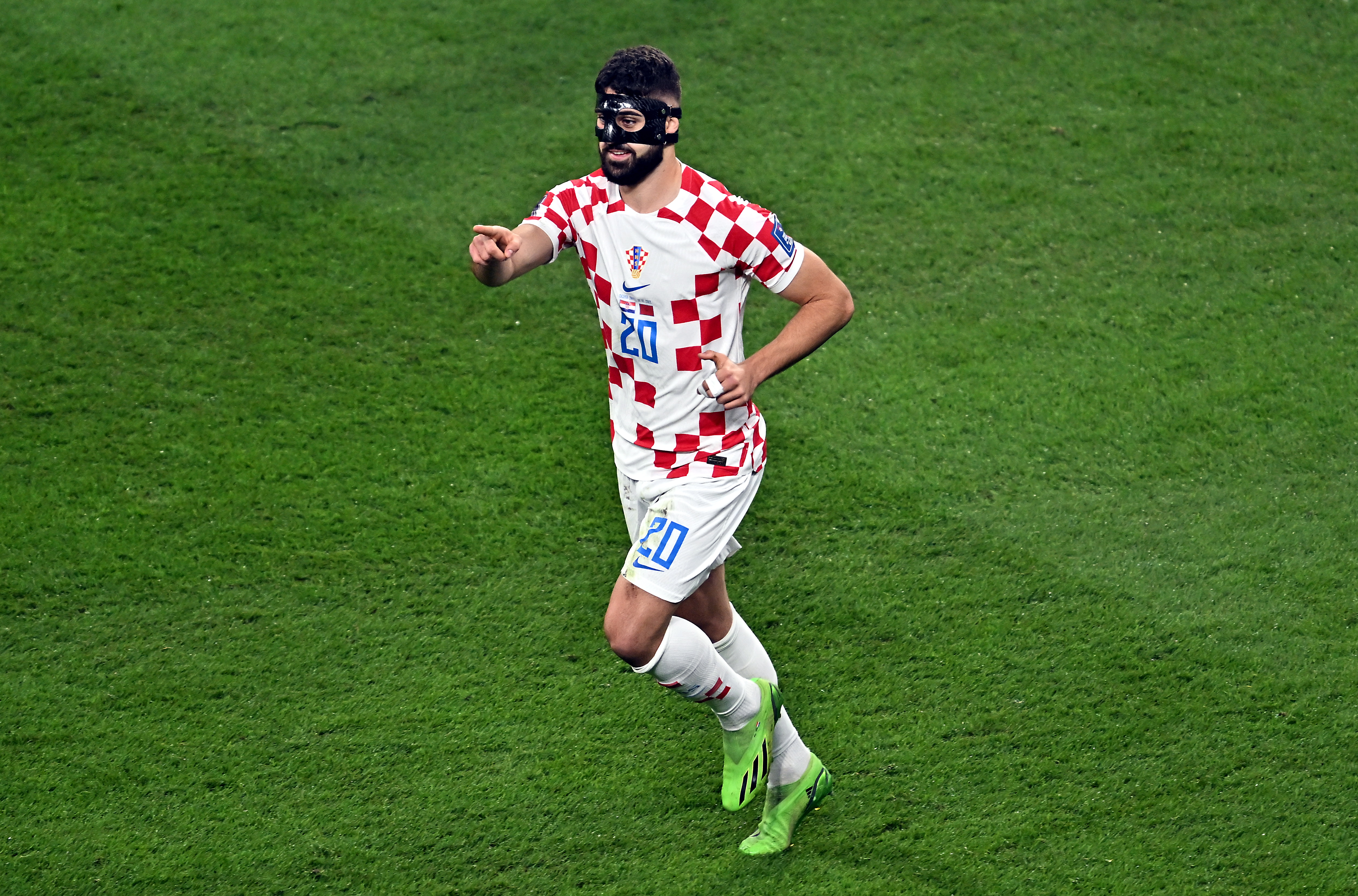 Doha (Qatar), 17/12/2022.- Josko Gvardiol of Croatia celebrates scoring the 1-0 during the FIFA World Cup 2022 third place soccer match between Croatia and Morocco at Khalifa International Stadium in Doha, Qatar, 17 December 2022. (Mundial de Fútbol, Croacia, Marruecos, Catar) EFE/EPA/Noushad Thekkayil