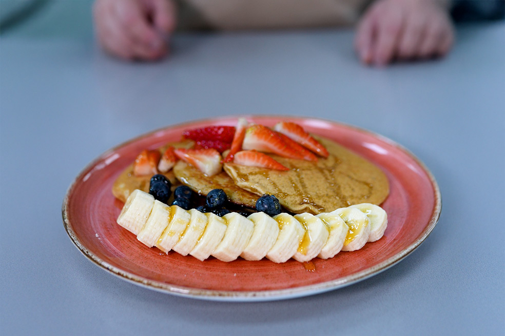 Pancakes de banano con Avena Quaker y frutos rojos
