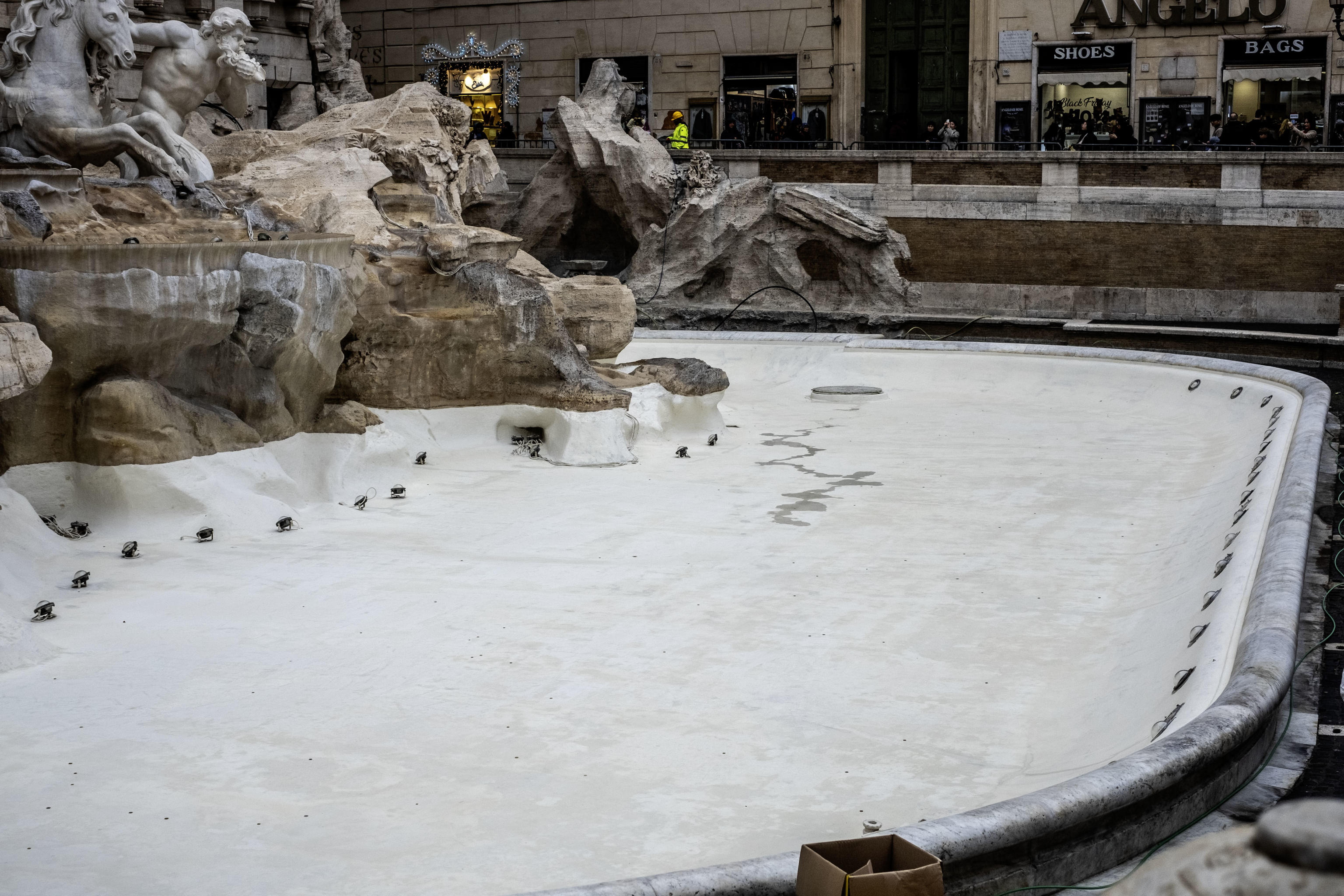 Rome (Italy), 19/12/2024.- The Trevi Fountain without the scaffolding that had been erected to carry out restorations in Rome, Italy, 19 December 2024. The 18th-century Fontana di Trevi was cleaned ahead of the Vatican's Holy Jubilee of 2025. (Italia, Roma) EFE/EPA/LUCIANO DEL CASTILLO