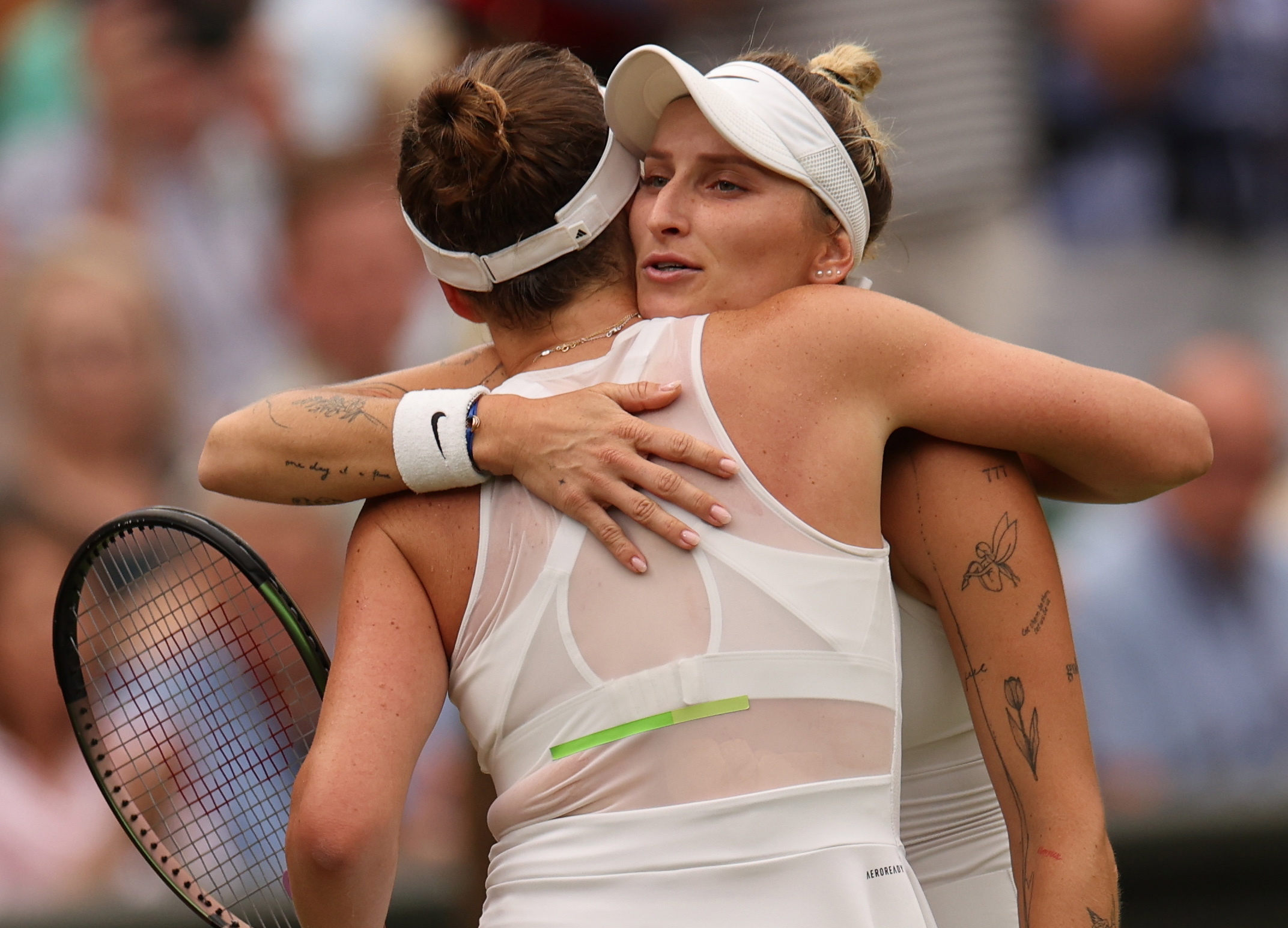 Wimbledon (United Kingdom), 13/07/2023.- Marketa Vondrousova (R) of Czech Republic hugs with Elena Svitolina of Ukraine after winning her the Women's Singles semi-final match at the Wimbledon Championships, Wimbledon, Britain, 13 July 2023. (Tenis, República Checa, Ucrania, Reino Unido) EFE/EPA/NEIL HALL EDITORIAL USE ONLY EDITORIAL USE ONLY