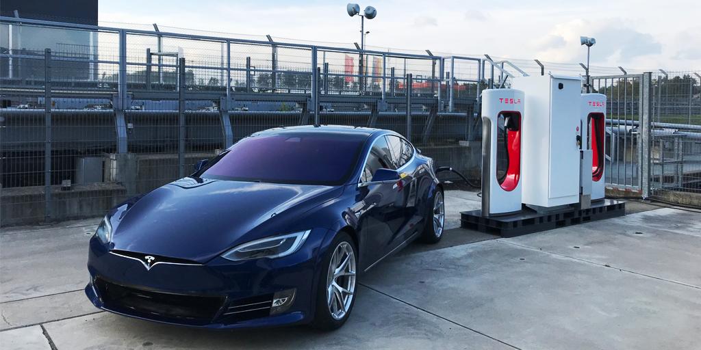 Tesla autorizó la compra de sus autos con bitcóin