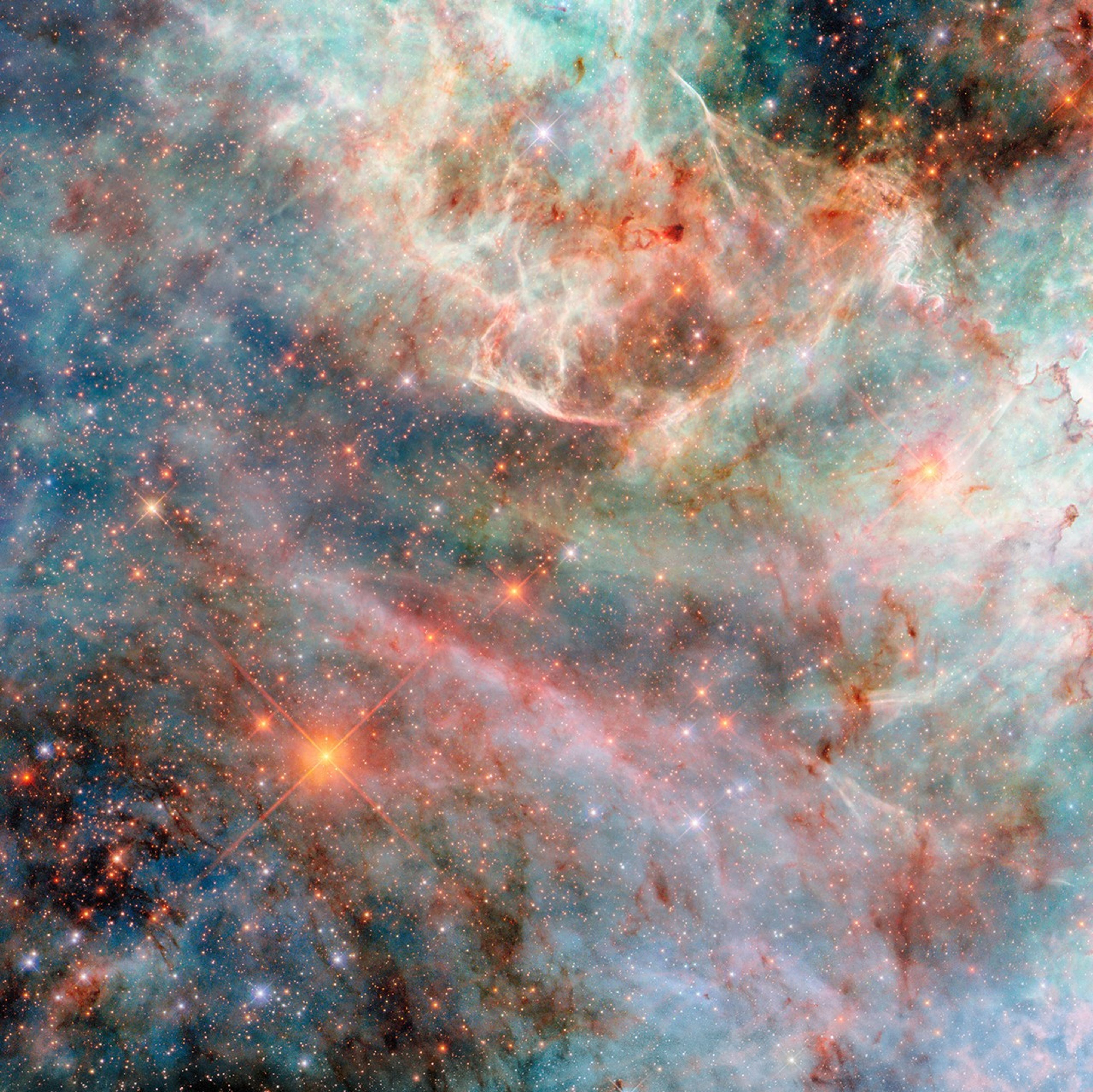 La NASA revela nubes cósmicas que parecen un “algodón de azúcar brillante”