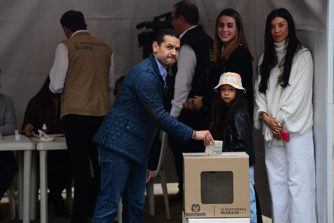 El Ministro del interior Daniel Palacios, vota durante la segunda vuelta presidencial.