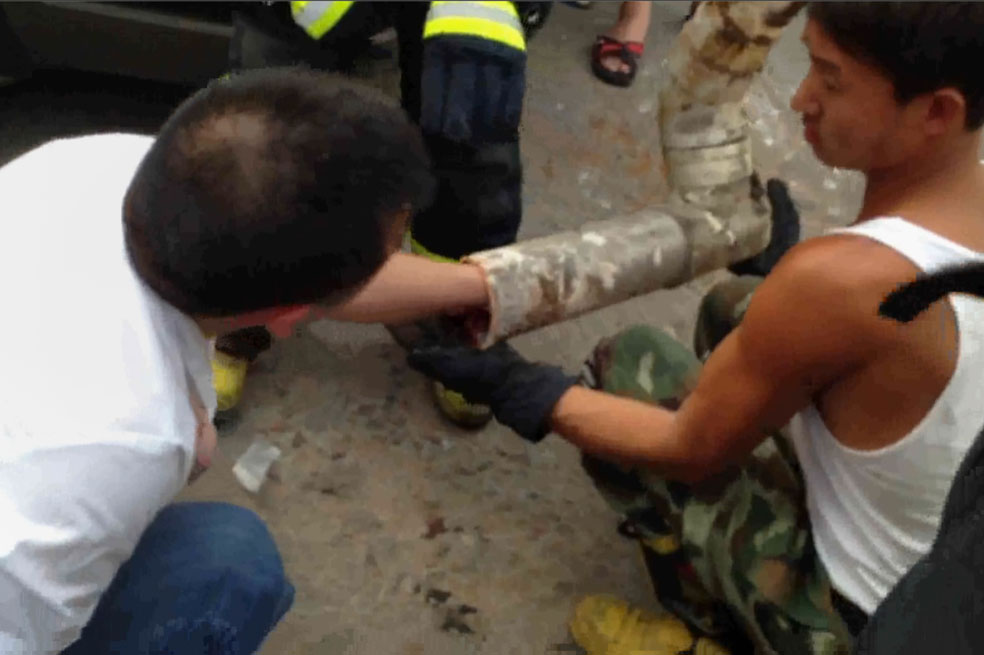 El increíble rescate de un bebé en una tubería
