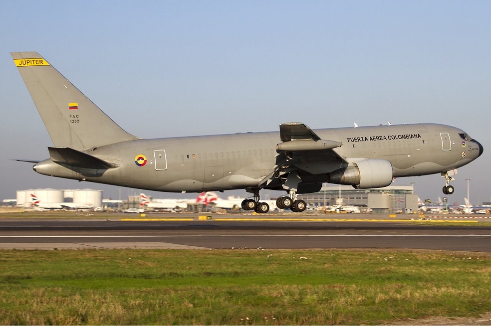 Este es el Boeing KC767, de matrícula FAC-1202, el avión que traerá de vuelta a los colombianos de la ciudad china de Wuhan.  / Fuerza Aérea Colombiana