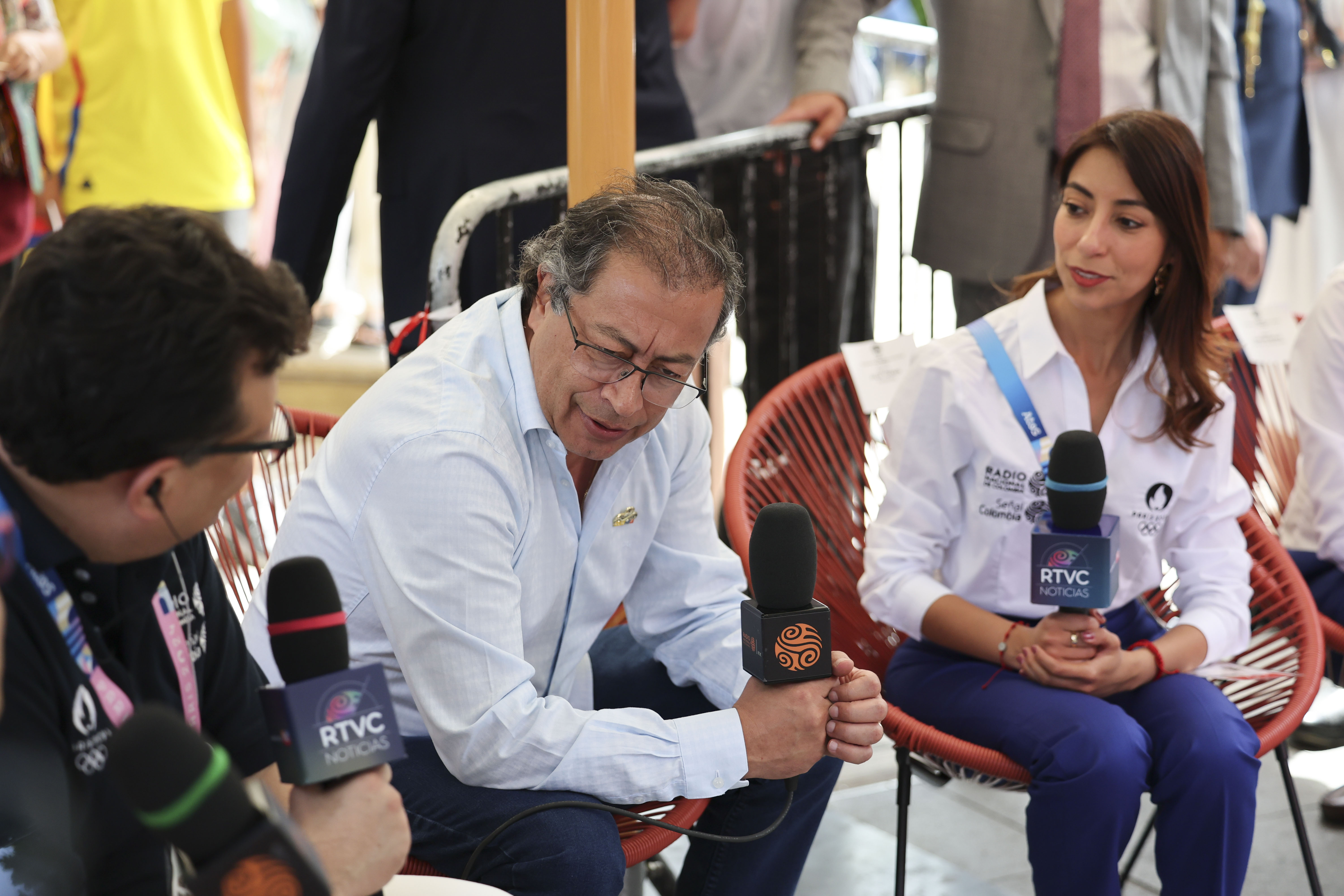 PARÍS, 25/07/2024.- El presidente colombiano, Gustavo Petro (c), hace unas declaraciones a los medios con motivo de su asistencia a la inauguración de la Casa Colombia, ubicada en el Parc de la Villette de la capital francesa, este jueves. EFE/ Miguel Gutiérrez